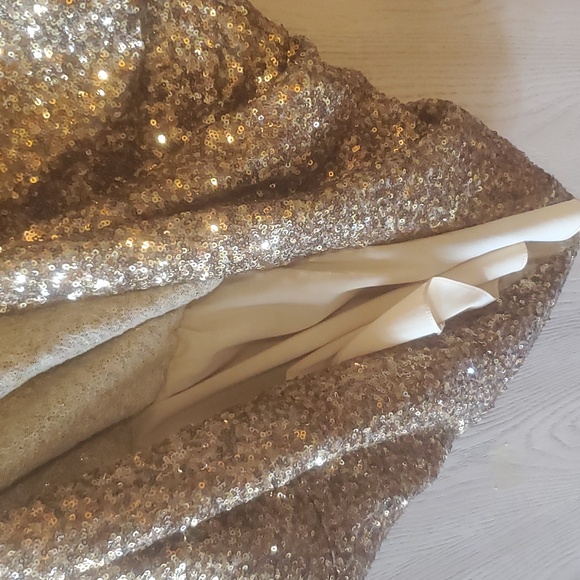 Alice + Olivia Very Flashy Golden Colored Glitter ✨️ Top - Picture 4 of 5